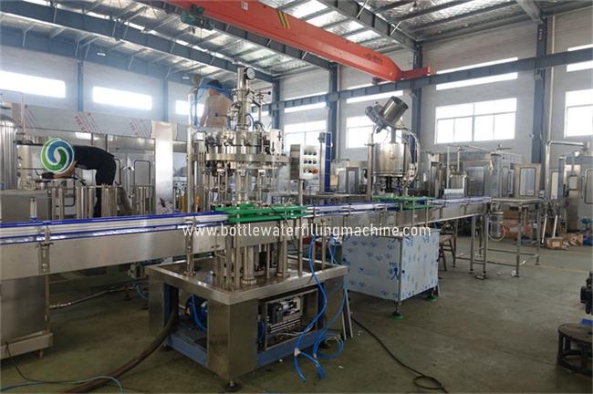 Изобарная Carbonated производственная линия напитка, Carbonated разливая по бутылкам изменяемая скорость оборудования 0