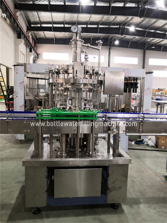 Изобарная Carbonated производственная линия напитка, Carbonated разливая по бутылкам изменяемая скорость оборудования 1