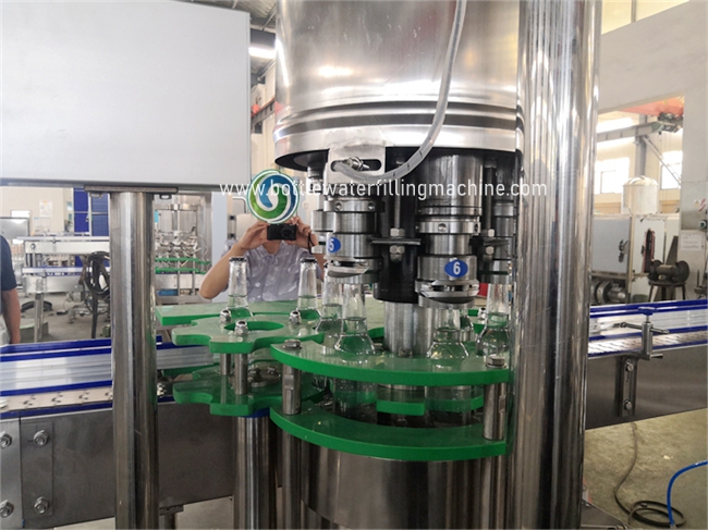 Изобарная Carbonated производственная линия напитка, Carbonated разливая по бутылкам изменяемая скорость оборудования 2